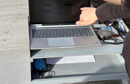 Ein Mann schaut auf einen Computer und guckt sich ein Diagramm an