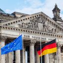 Europa- und Deutschlandflagge vor dem Bundestag