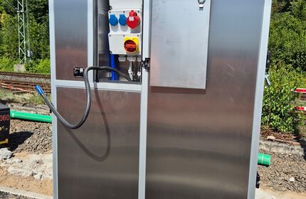 Ein silberfarbiger Schrank mit Steckdosen und Schaltern