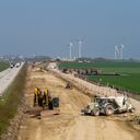 Blick auf die Baustelle auf Fehmarn mit Baustellenfahrzeugen