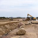 Erdarbeiten und FIndlinge auf der Baustelle auf Fehmarn