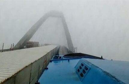 Blick aus einer Lok Richtung Fehmarnsundbrücke im Nebel