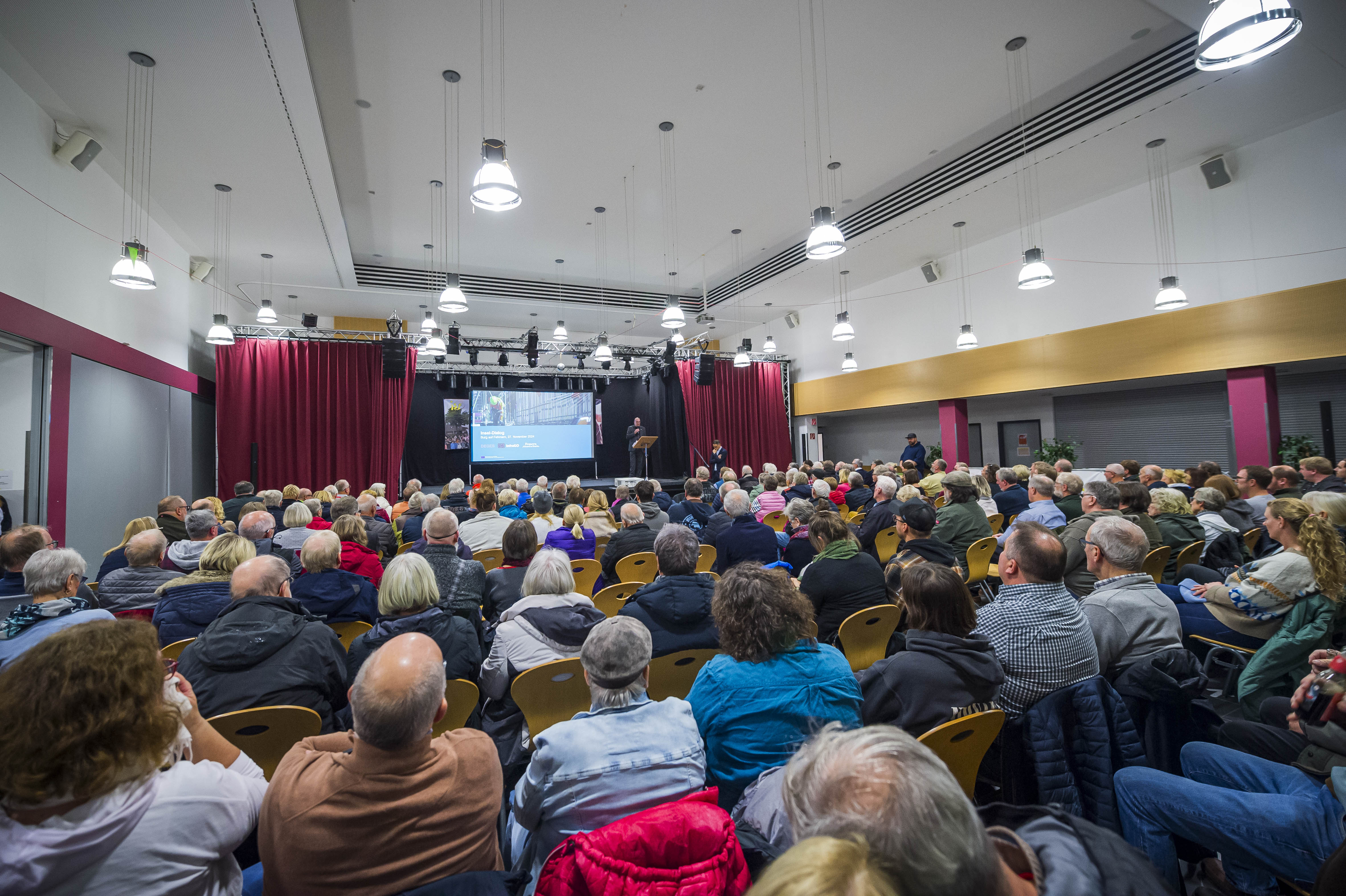 Insel-Dialog 2024: Vortrag in der Mensa der Inselschule Fehmarn