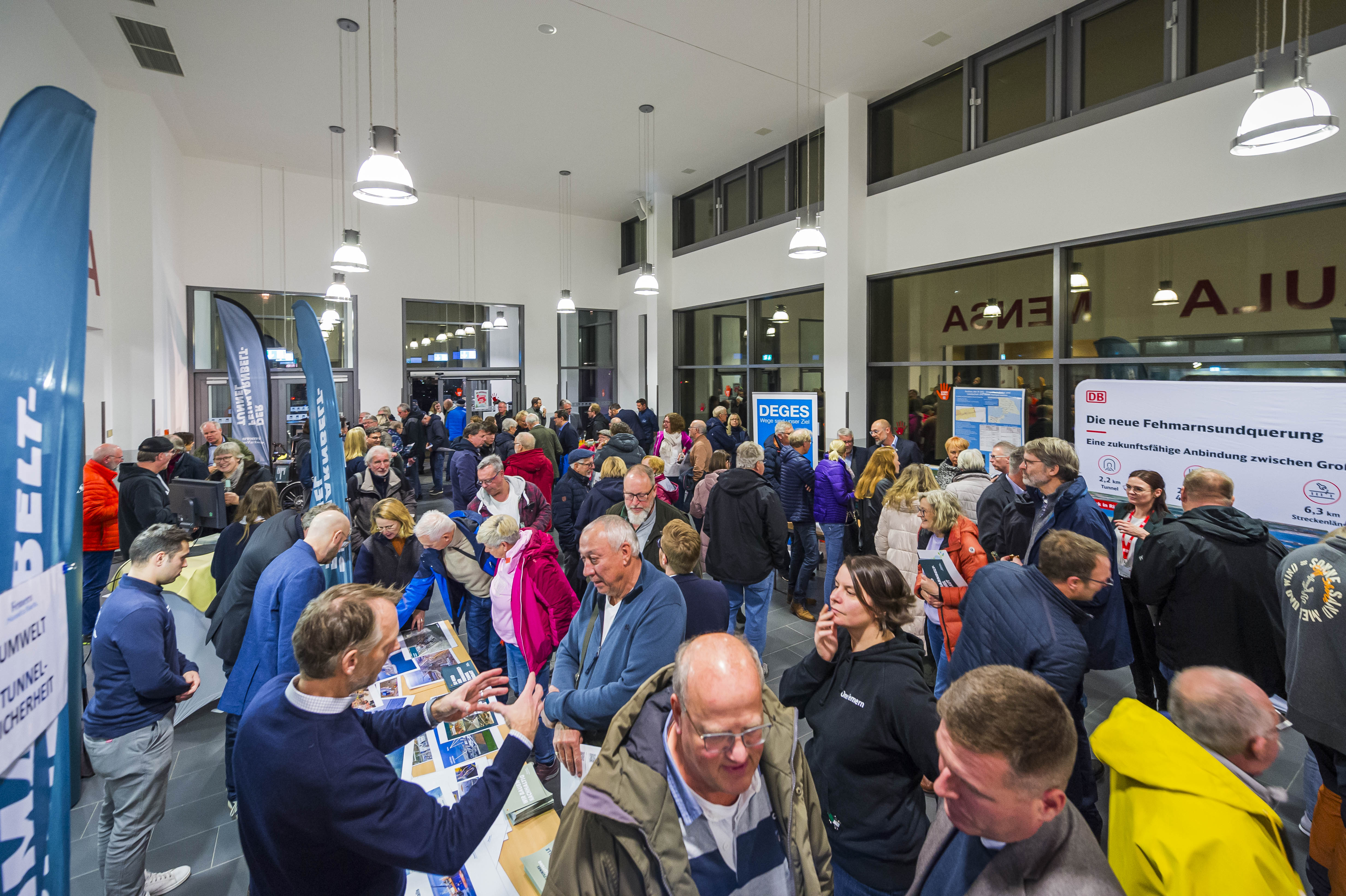 Insel-Dialog 2024: Besuchende informieren sich an Thementischen