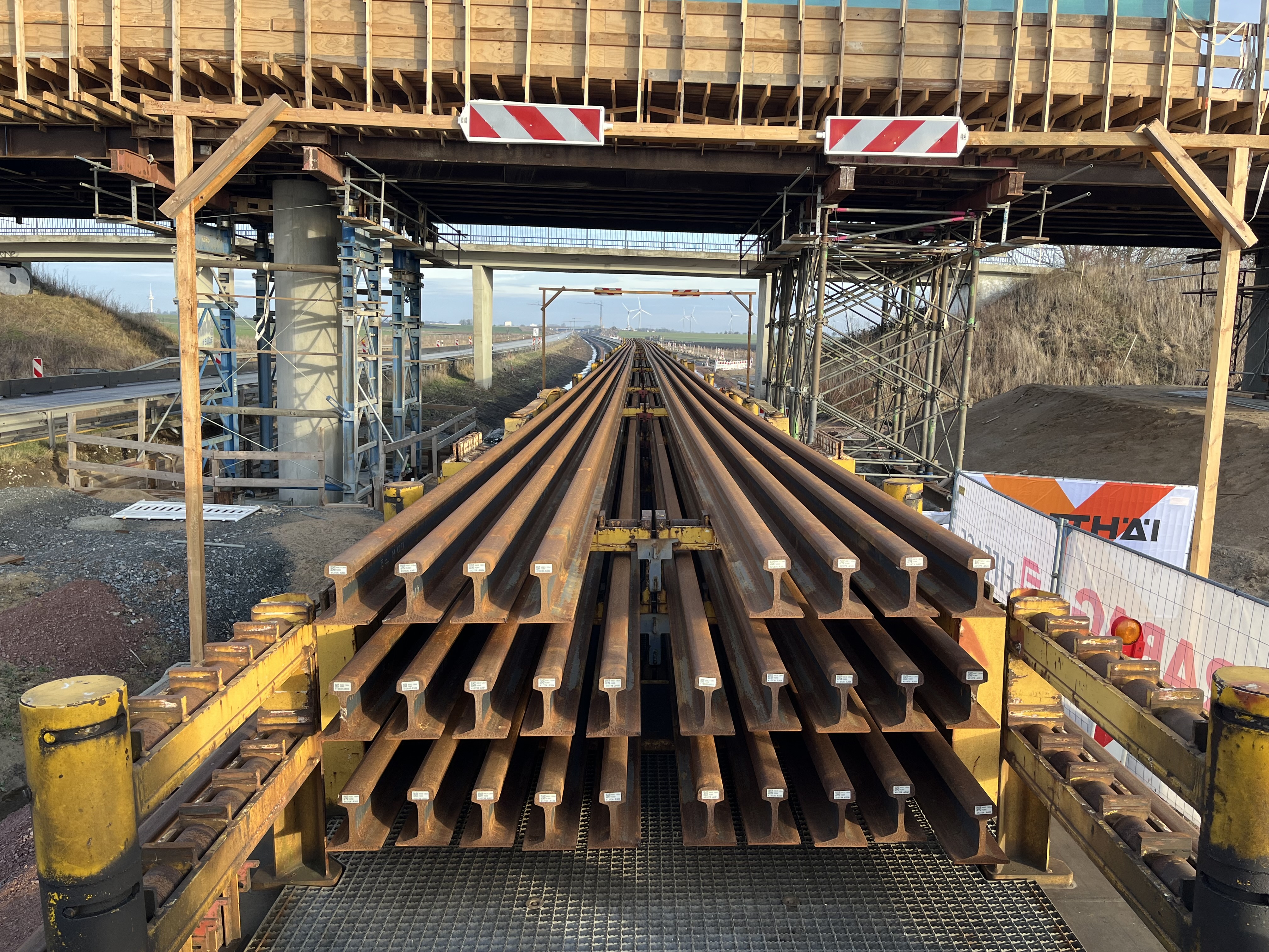 Langschienen auf dem gelben Bauzug