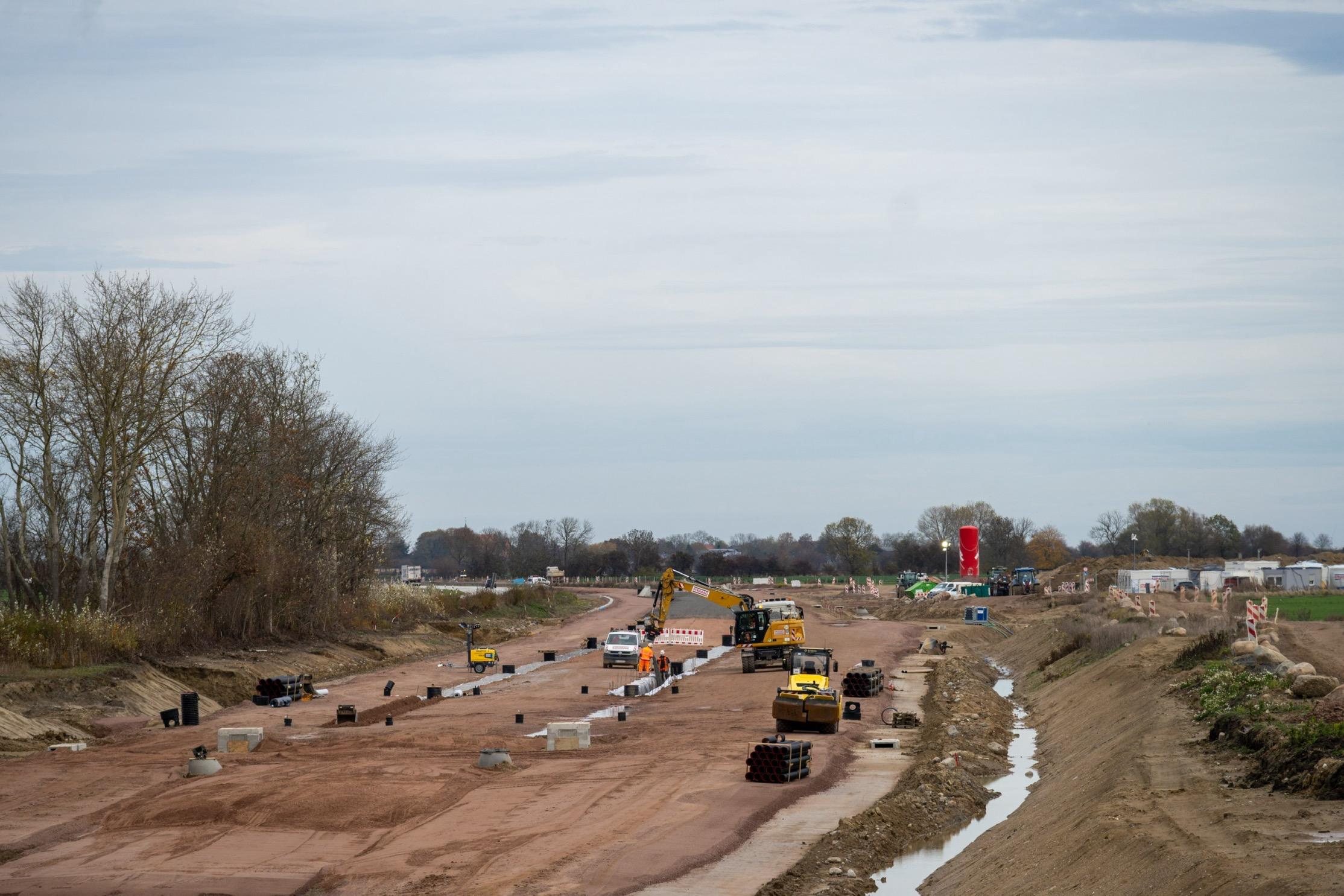 Baustellenfahrzeuge auf Erde