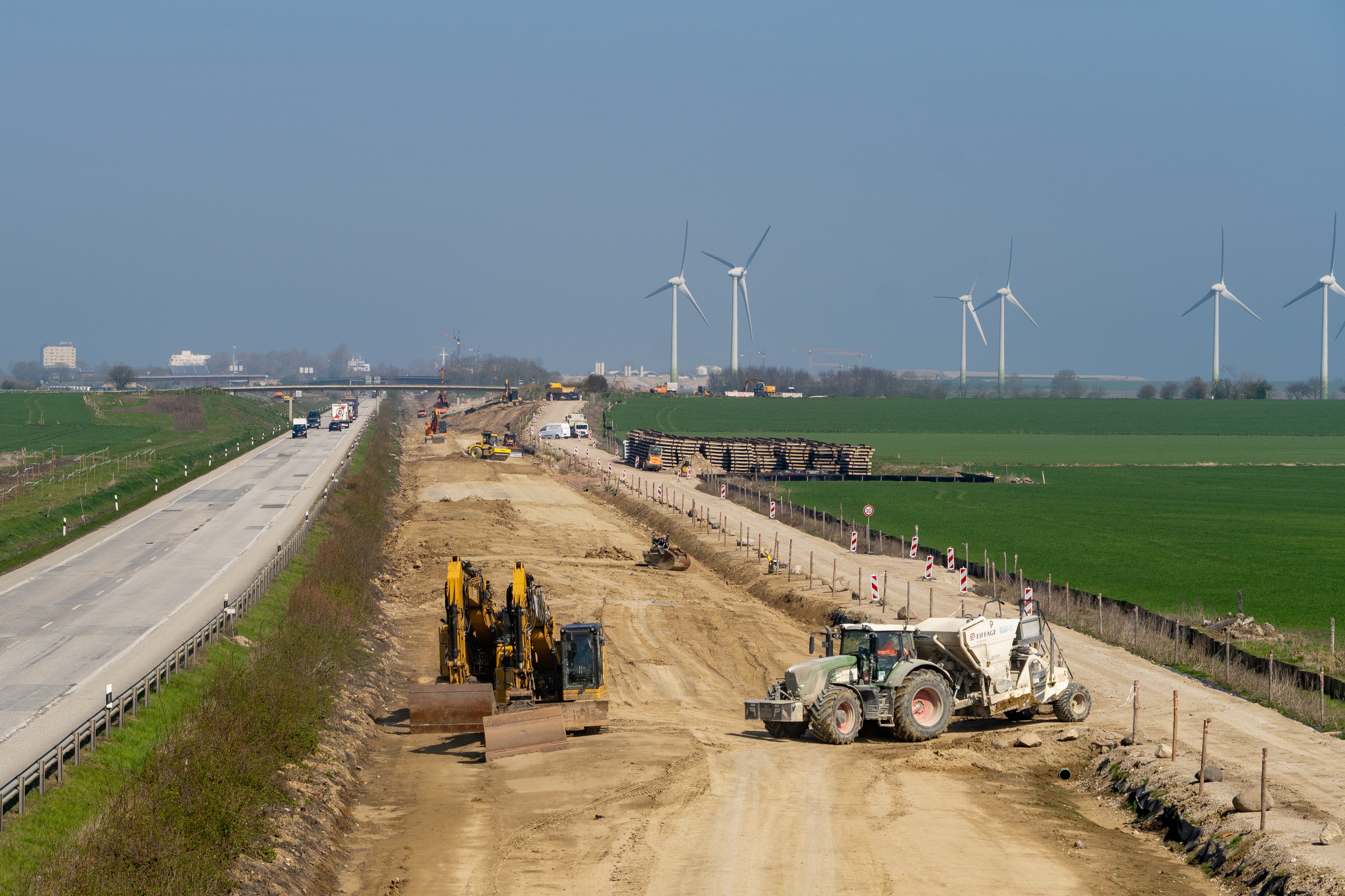 Blick auf die Baustelle auf Fehmarn mit Baustellenfahrzeugen