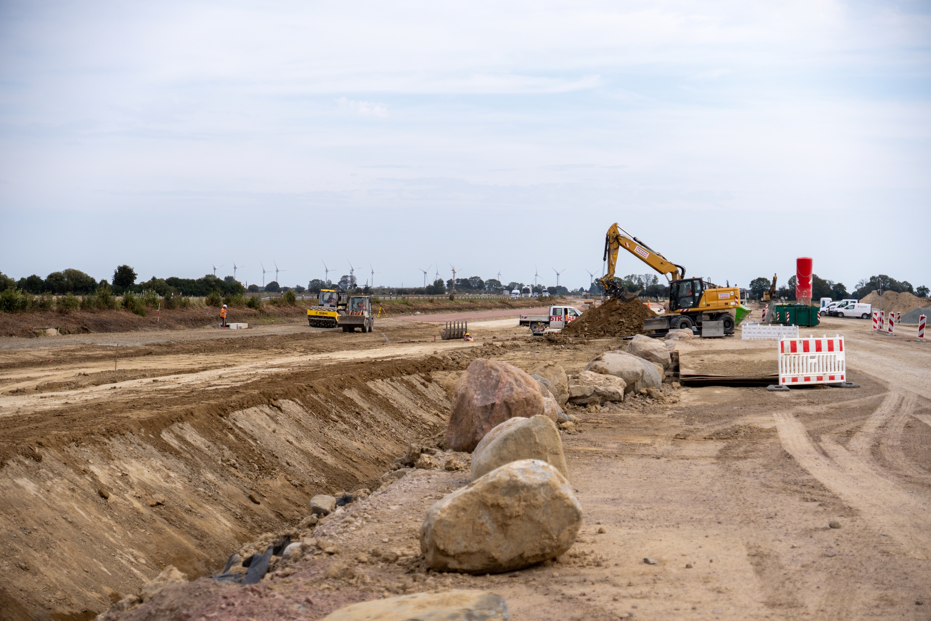 Erdarbeiten und FIndlinge auf der Baustelle auf Fehmarn