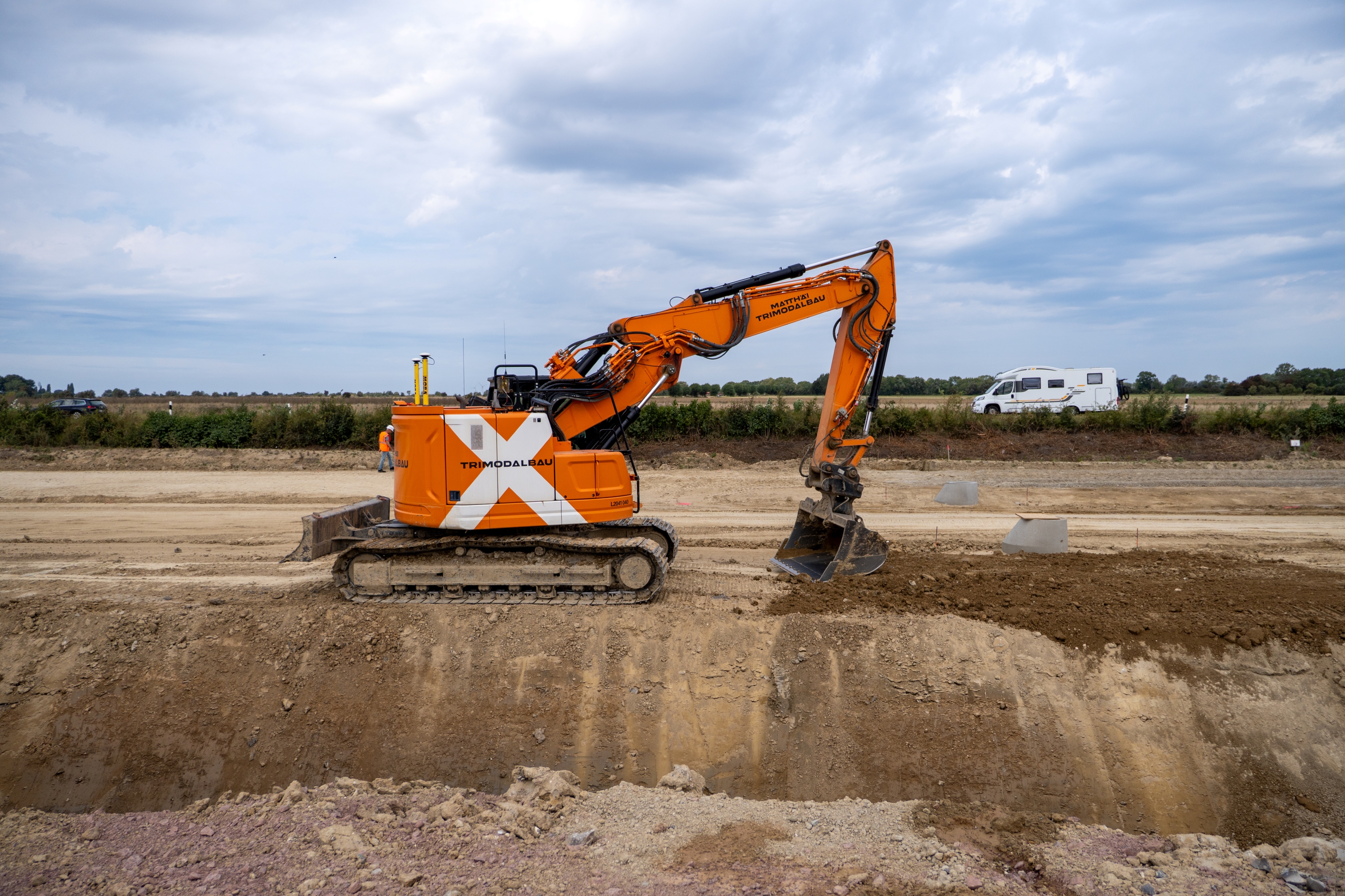 Organener Bagger auf der Baustelle