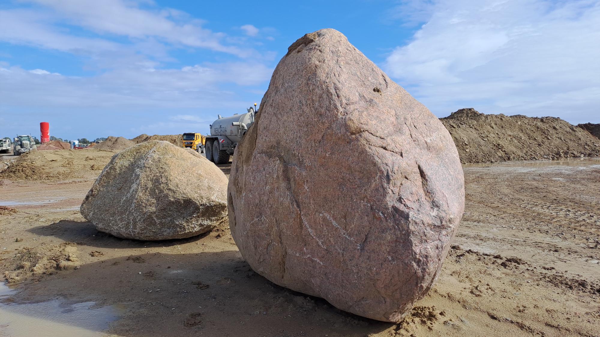 Zwei große Findlinge