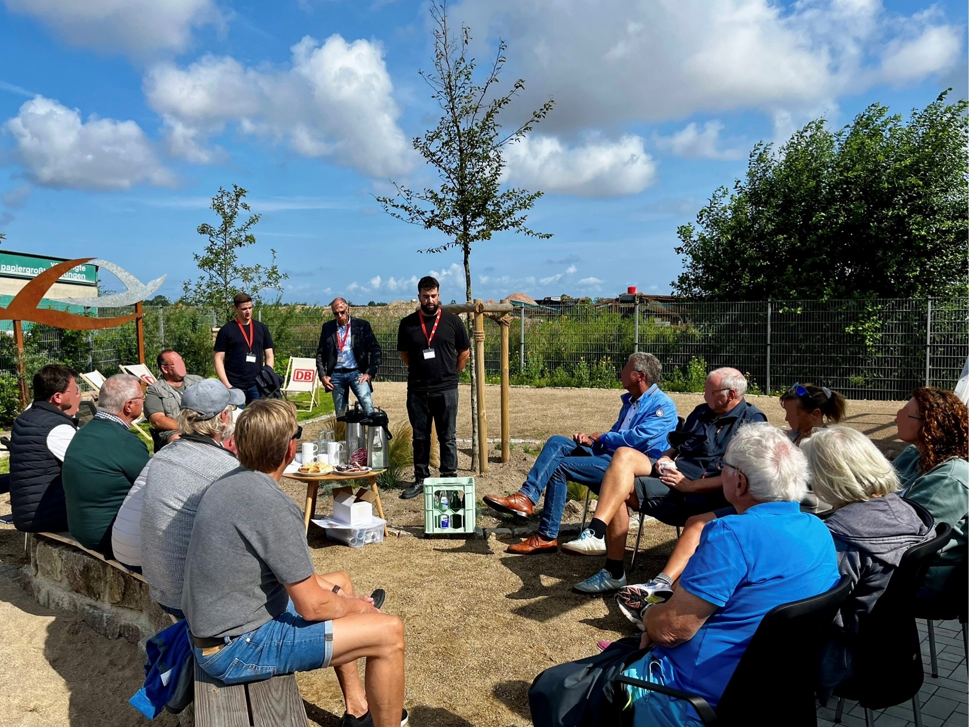 Gruppe im Außenbereich des DB-Infocenters auf Fehmarn