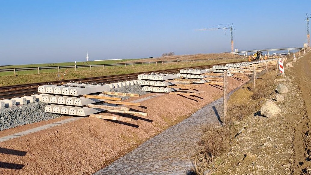 Schwellen lagern neben dem Gleis