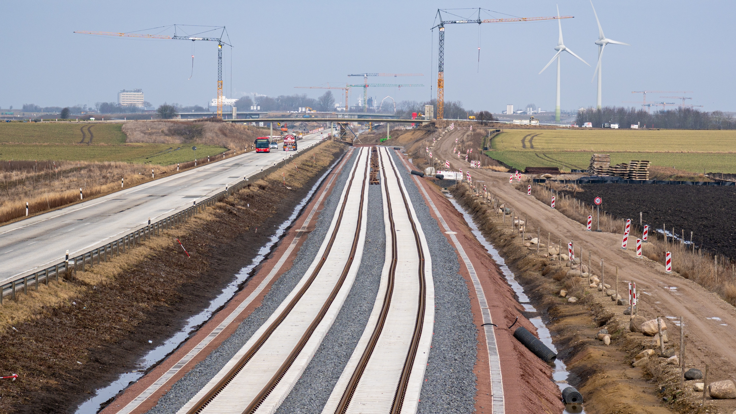 Zwei neue Gleise auf einer grauen Schotterschicht