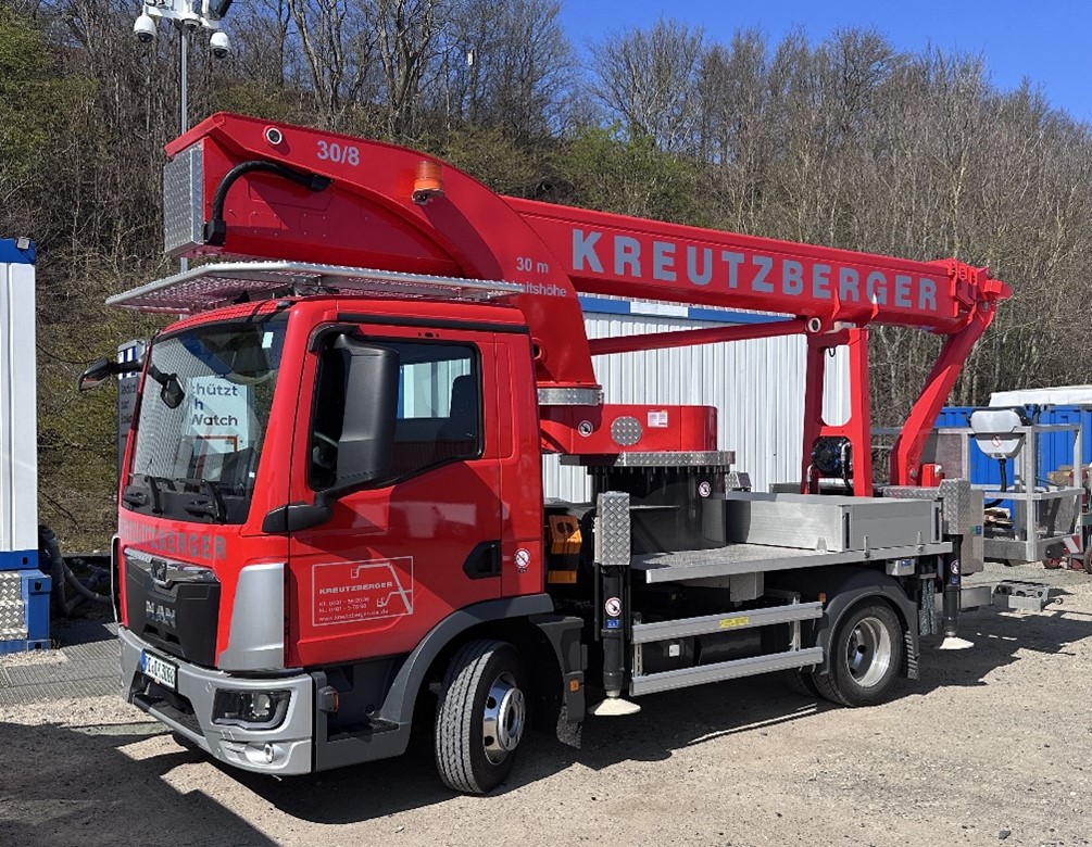 Ein sogenannter Hubsteiger, der die Seiltauscharbeiten durchführt.