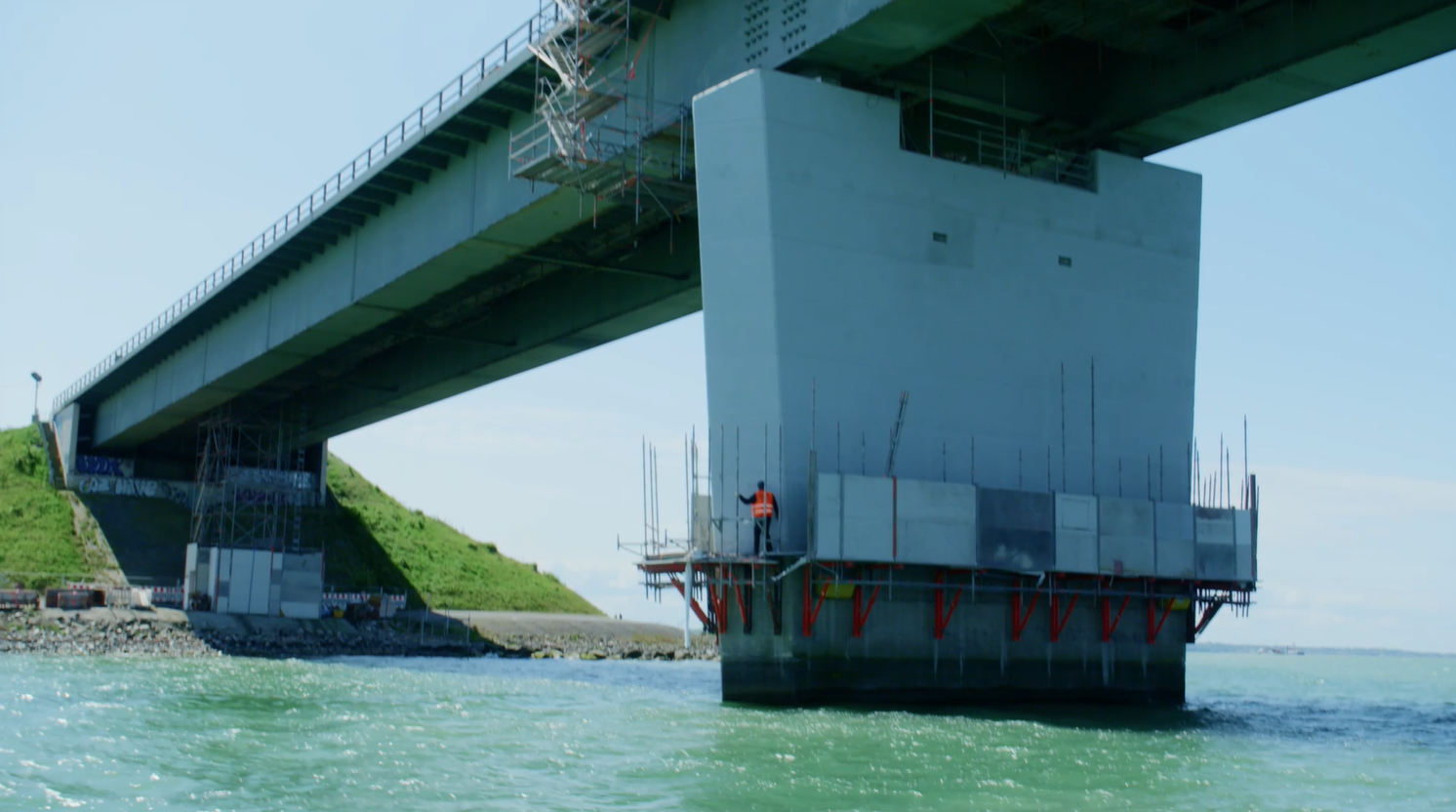 Gerüst auf dem ersten Pfeiler der Fehmarnsundbrücke