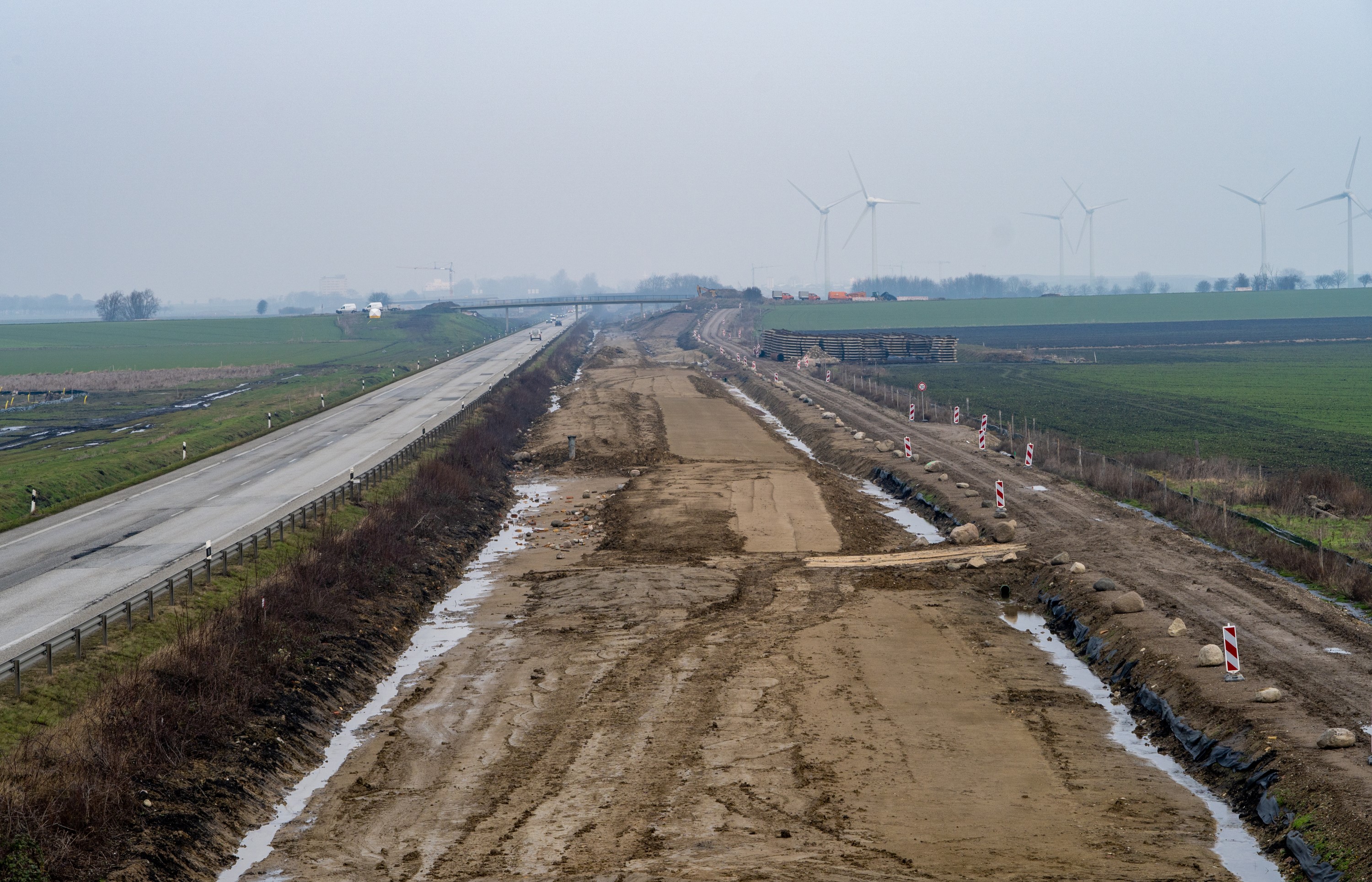 Blick auf die Trassenbaustelle auf Fehmarn, links eine Straße