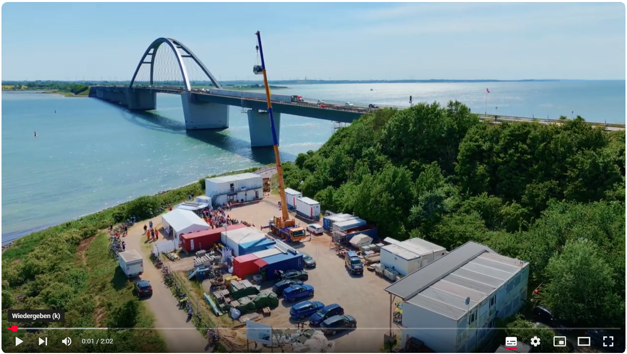 Screenshot: Video Baustellenfest 2025 / Drohnenaufnahme der Baustelleneinrichtungsfläche neben der Fehmarnsundbrücke