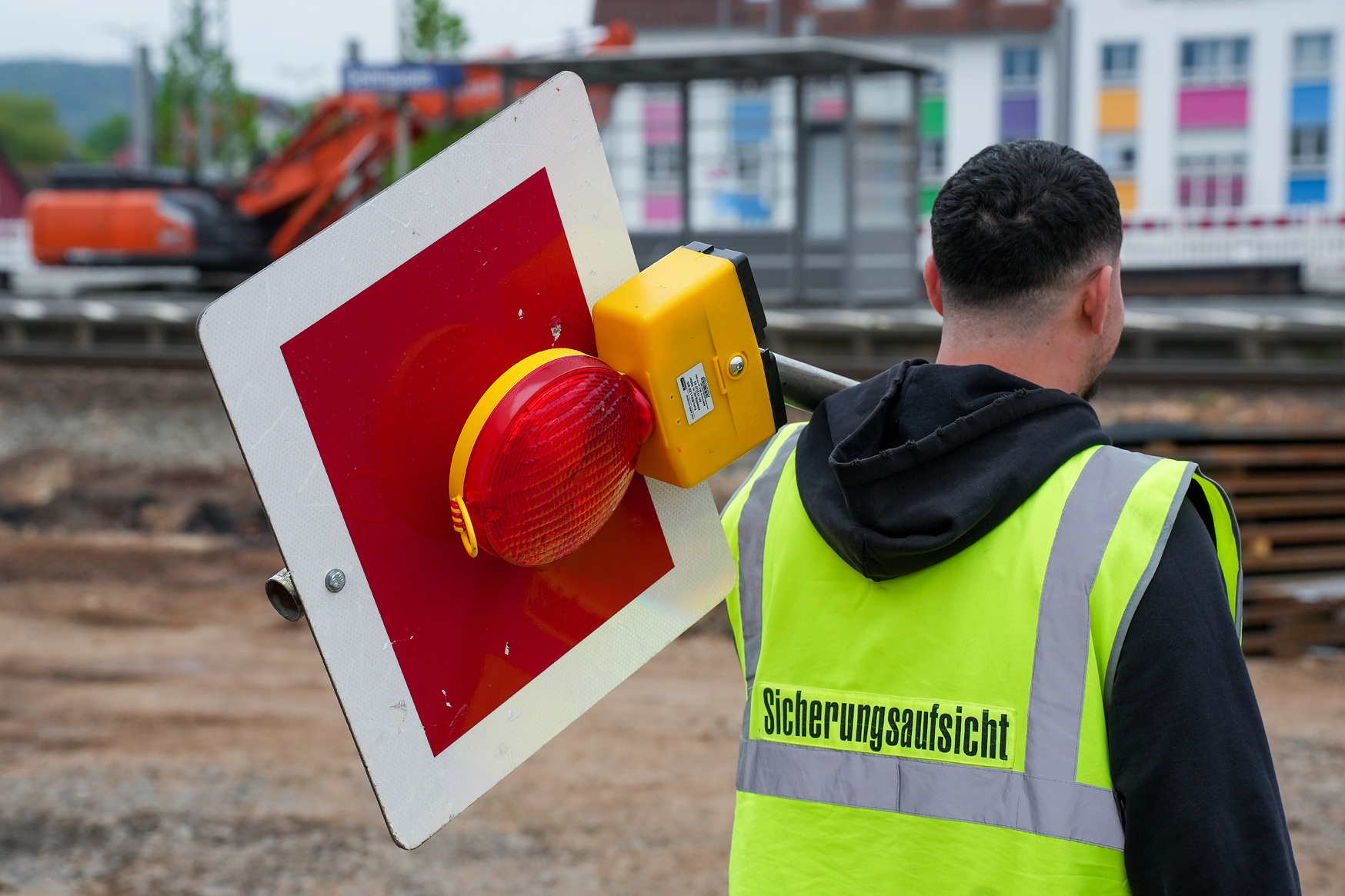 Sicherungsaufsicht bei Bauarbeiten an der Kinzigtalbahn in Gelnhausen im April 2025
