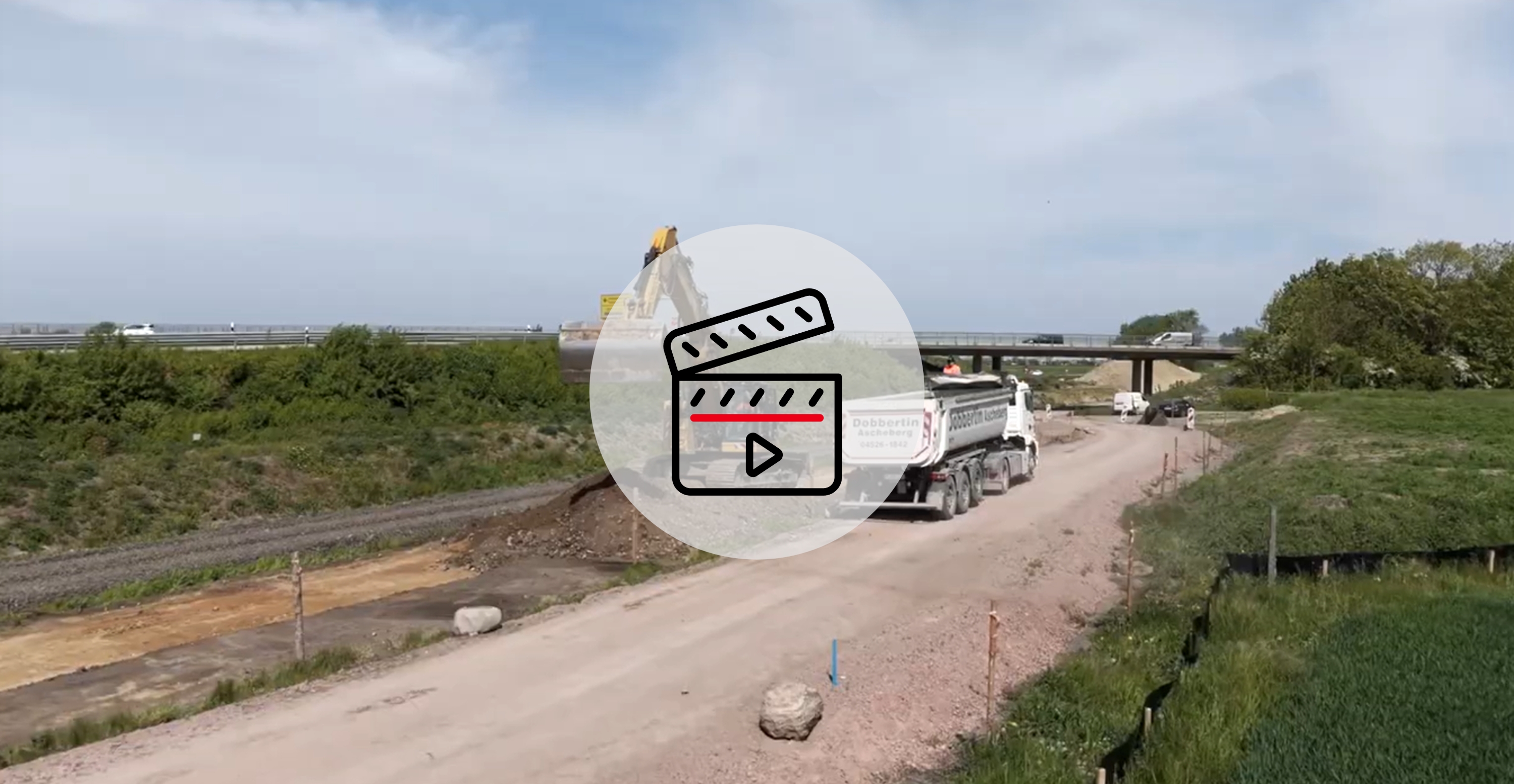 Im Vordergrund ein Videoicon, im Hintergrund die Baustelle