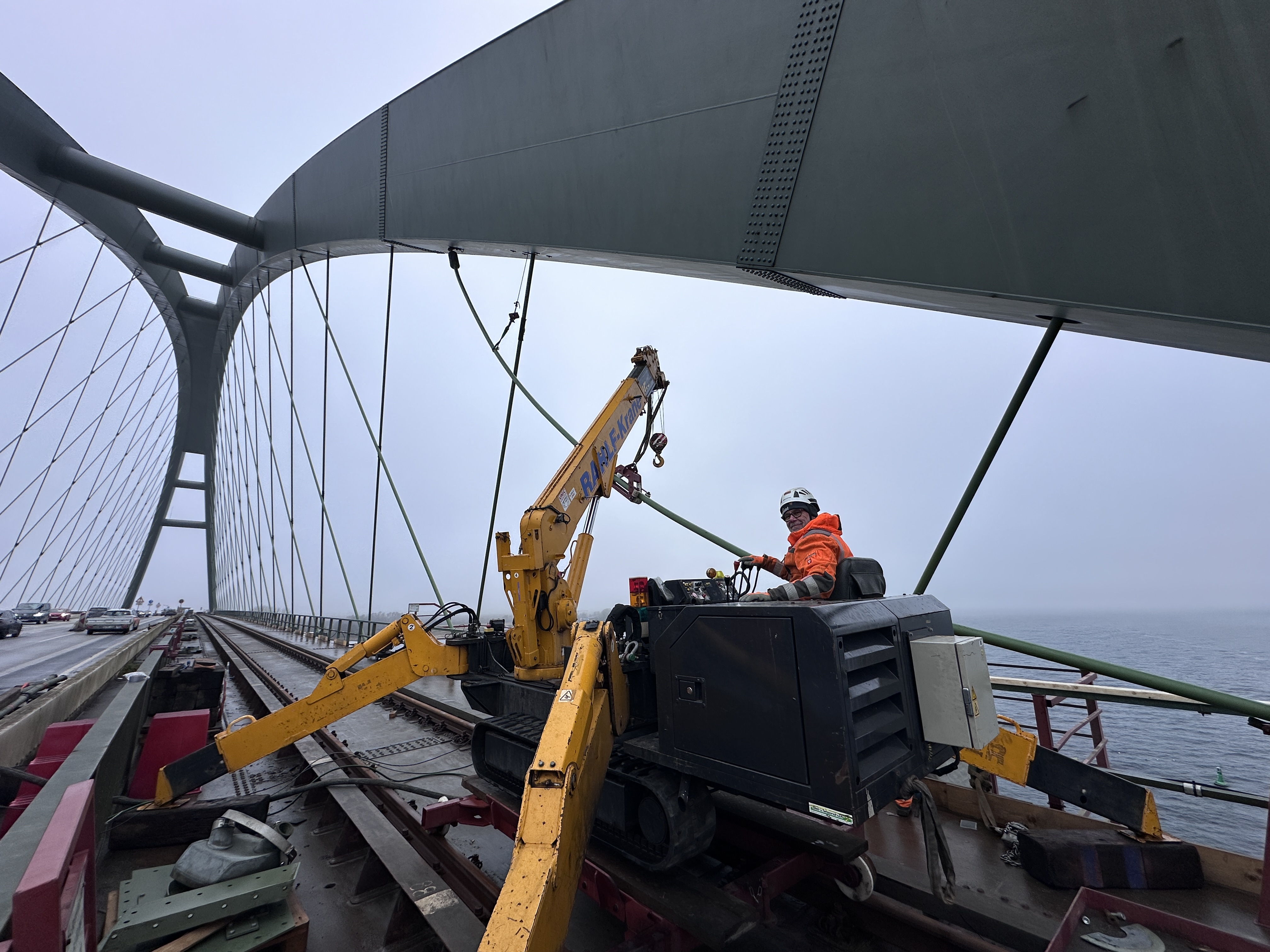 Bauarbeiten an den Seilen der Fehmarnsundbrücke