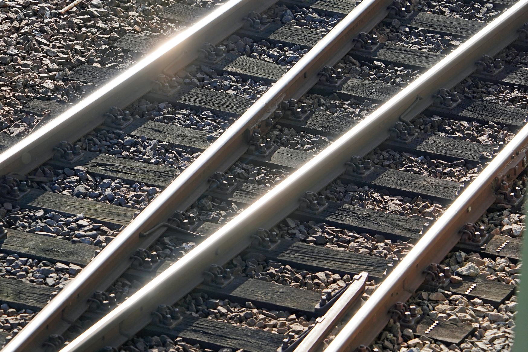 Oberbau mit Weiche, Holzschwellen und Schotter