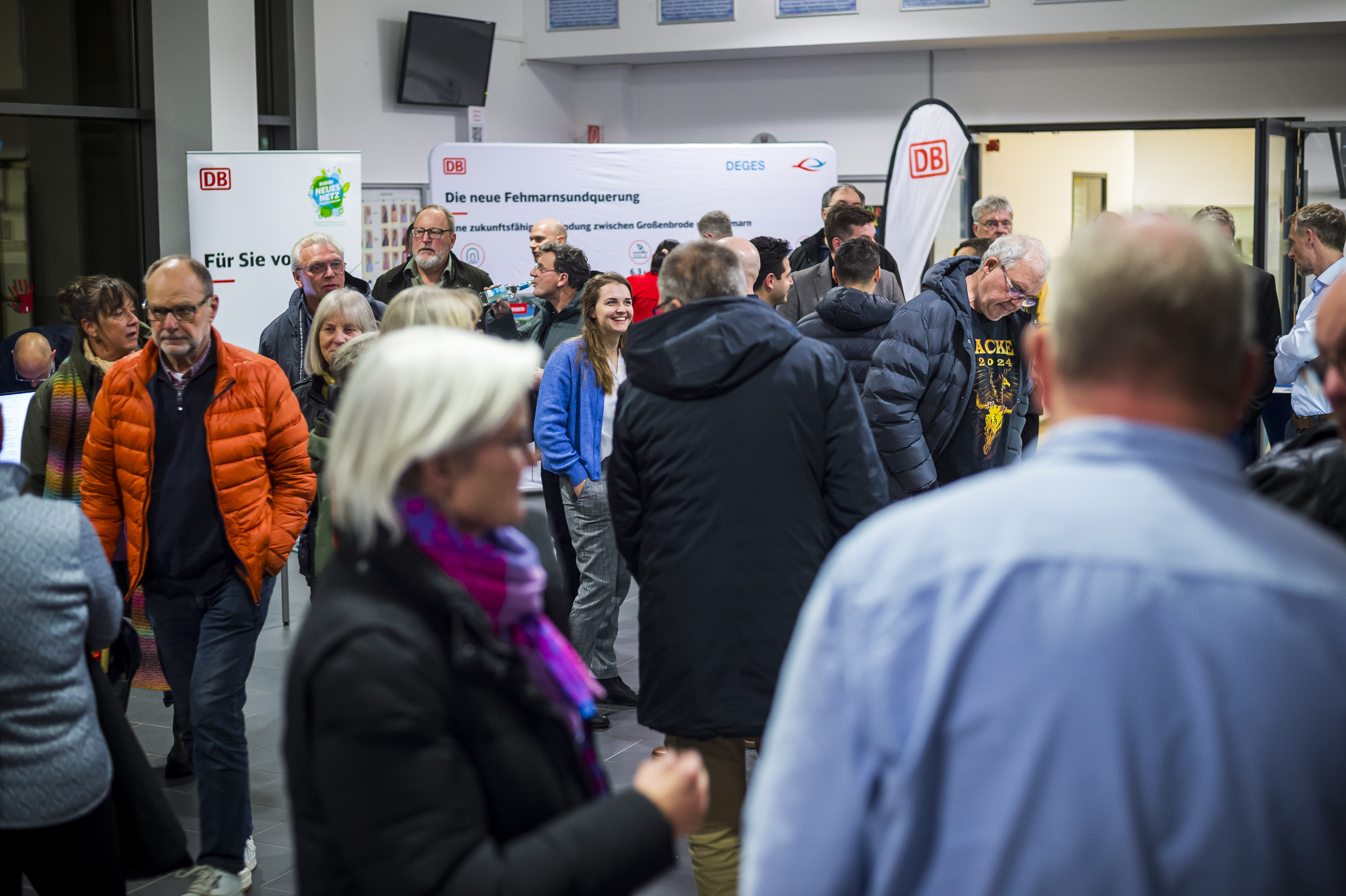 Eine Gruppe von Menschen steht in der Aula der Inselschule auf Fehmarn anlässlich des Insel-Dialogs 2025.