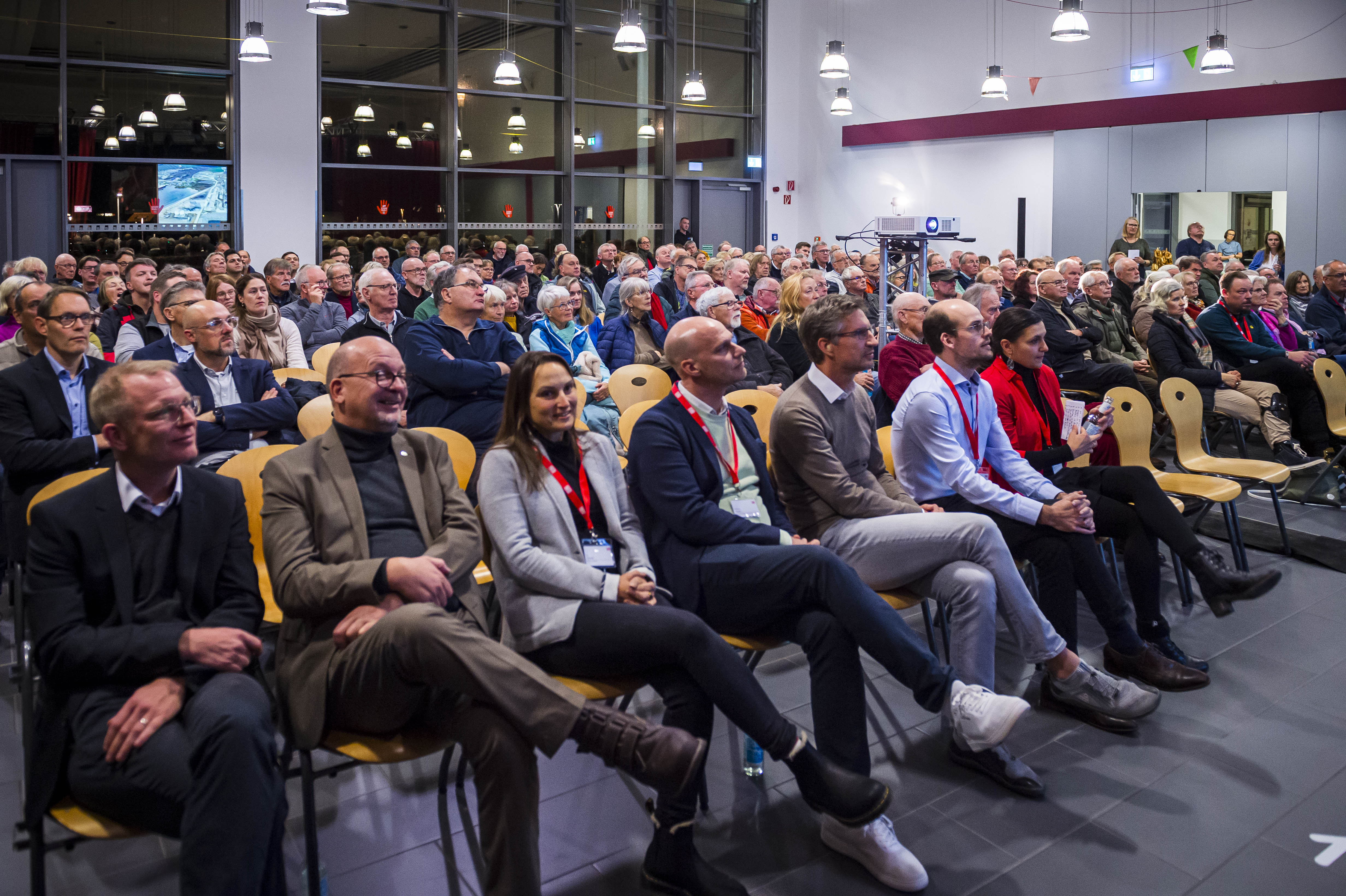 Seitliche Aufnahme vom Plenum des Insel-Dialogs 2025 in der Aula der Inselschule auf Fehmarn in der